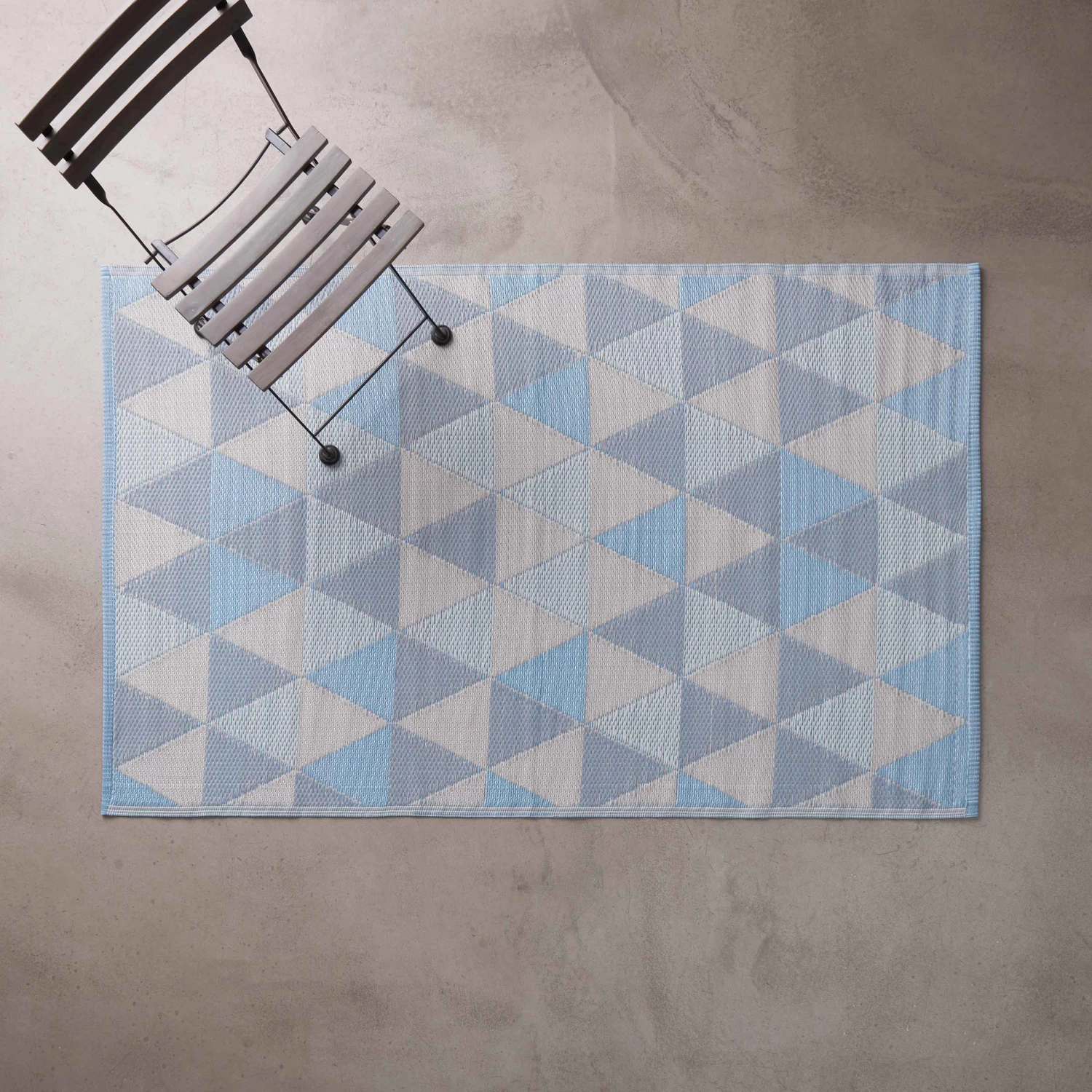 In- & Outdoorteppich Dreiecke L 180 X B 120cm COLOUR CLASH In Pastellblau 6 In- & Outdoorteppich Dreiecke L 180 X B 120cm COLOUR CLASH In Pastellblau – Bild 4