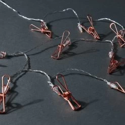 LED-Lichterkette Clips 10 Lichter Mit USB-Batteriefach CLIP COUTURE In Roségold 11 LED-Lichterkette Clips 10 Lichter Mit USB-Batteriefach CLIP COUTURE In Roségold -Zuhause Dekoration Store butlers led lichterkette clips 10 lichter mit usb batteriefach clip couture in rosegold 4