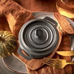 Mini-Serviertopf Mit Holzuntersetzer L 14 X B 11cm HOT IRON In Schwarz -Zuhause Dekoration Store butlers mini serviertopf mit holzuntersetzer l 14 x b 11cm hot iron in schwarz 5