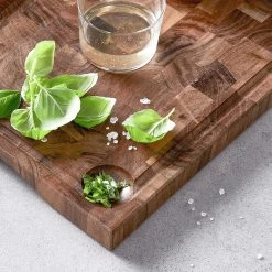 Schneidebrett Mit Saftrille Und Intarsien L 50 X B 27cm ACACIA In Braun -Zuhause Dekoration Store butlers schneidebrett mit saftrille und intarsien l 50 x b 27cm acacia in braun 10